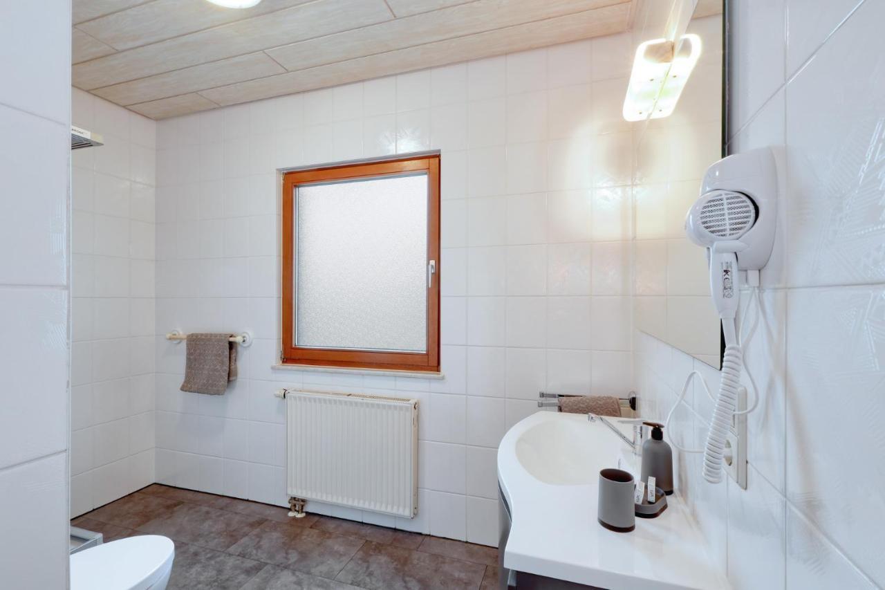 Seepark Kirchheim Ferienhaus Bei Nina Mit Sauna Bagian luar foto